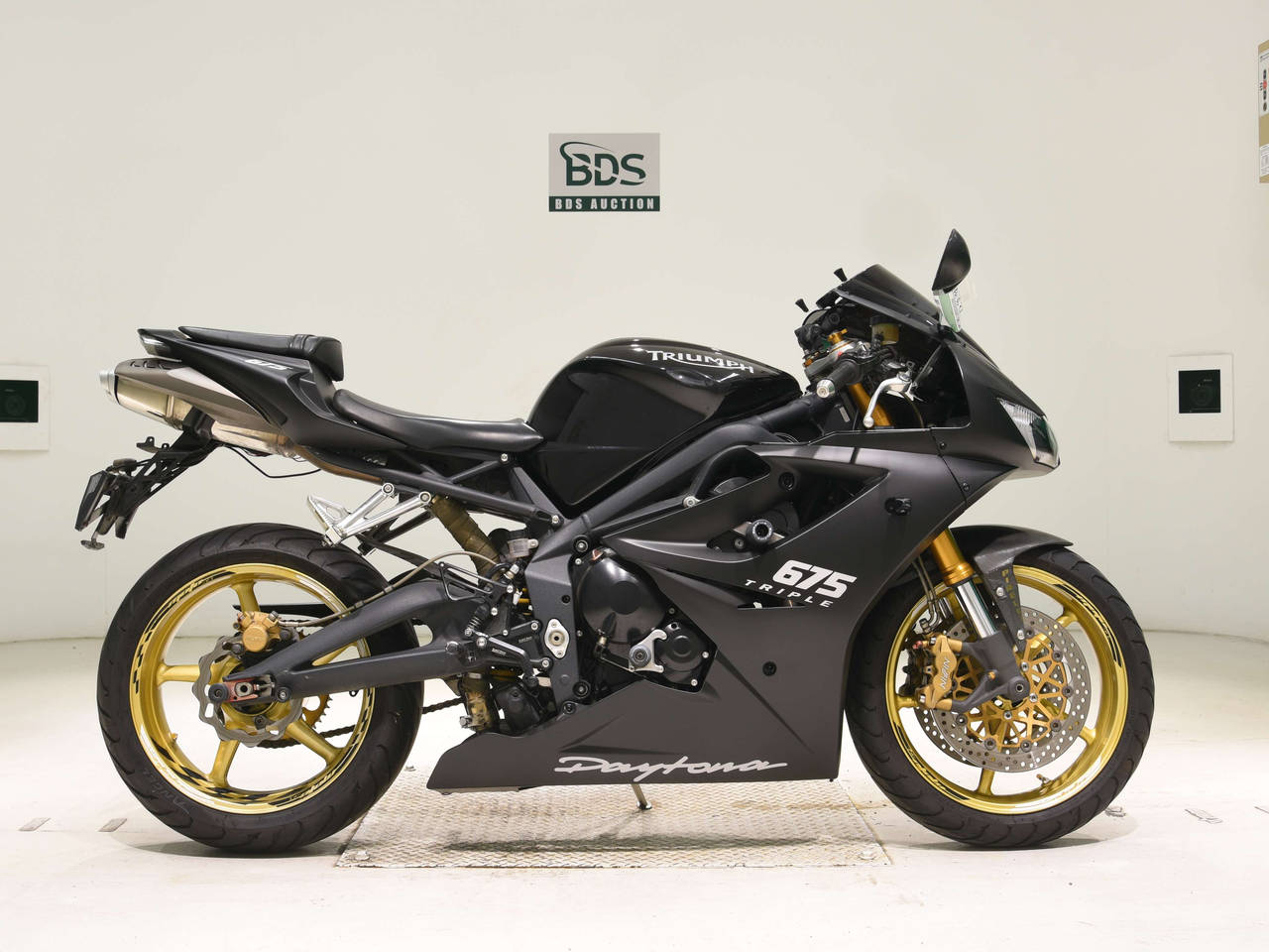 Triumph DAYTONA 675, right