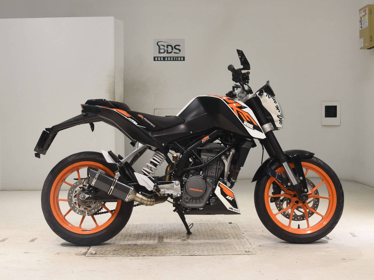 KTM 200 DUKE, right