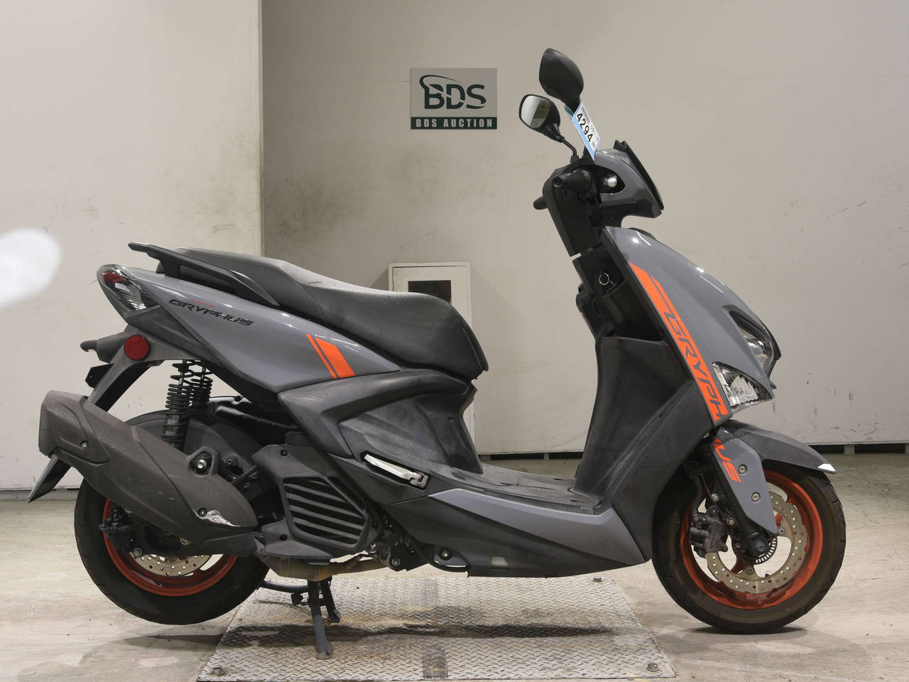 Yamaha CYGNUS, right