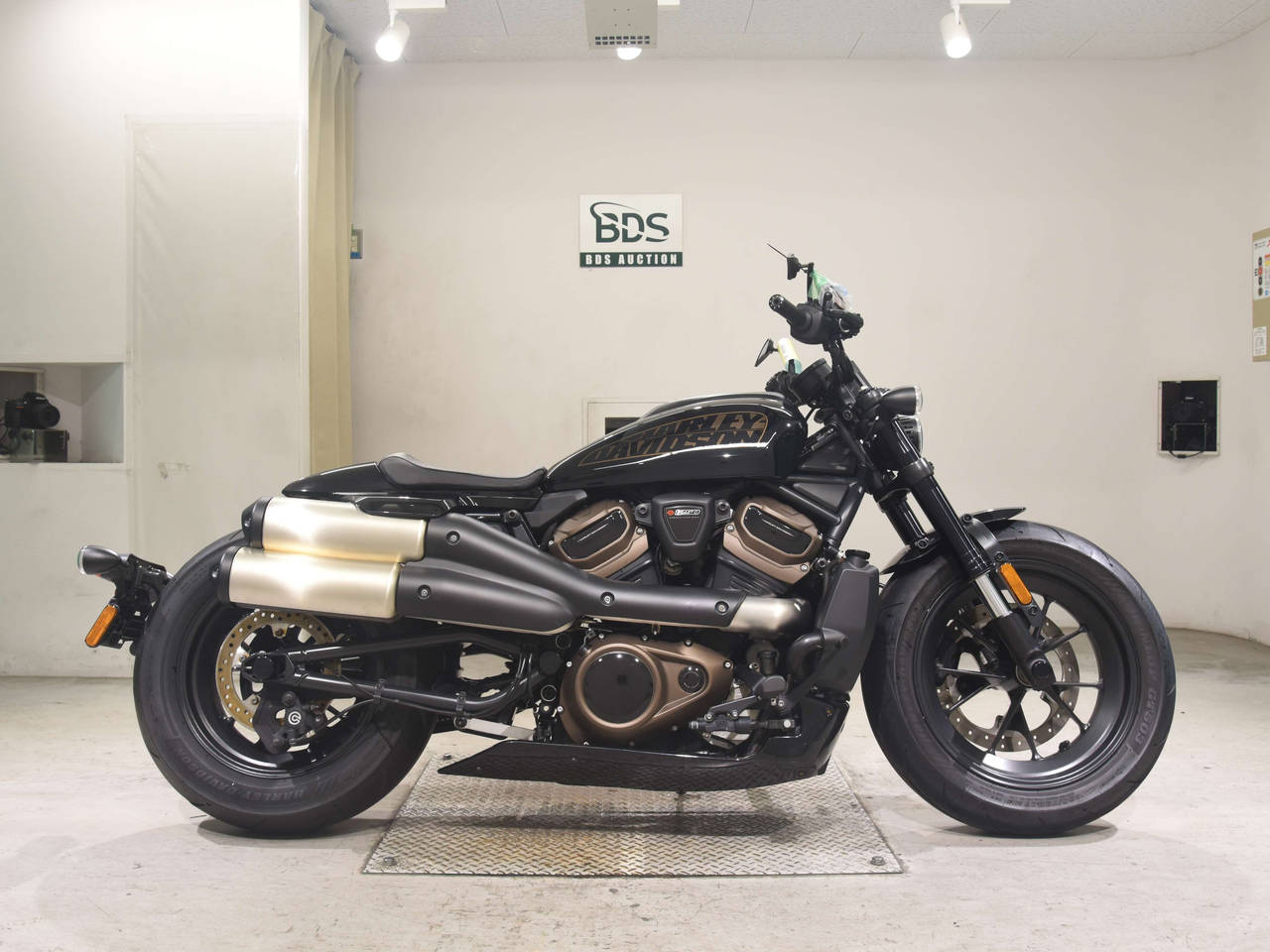 HD RH1250S, right
