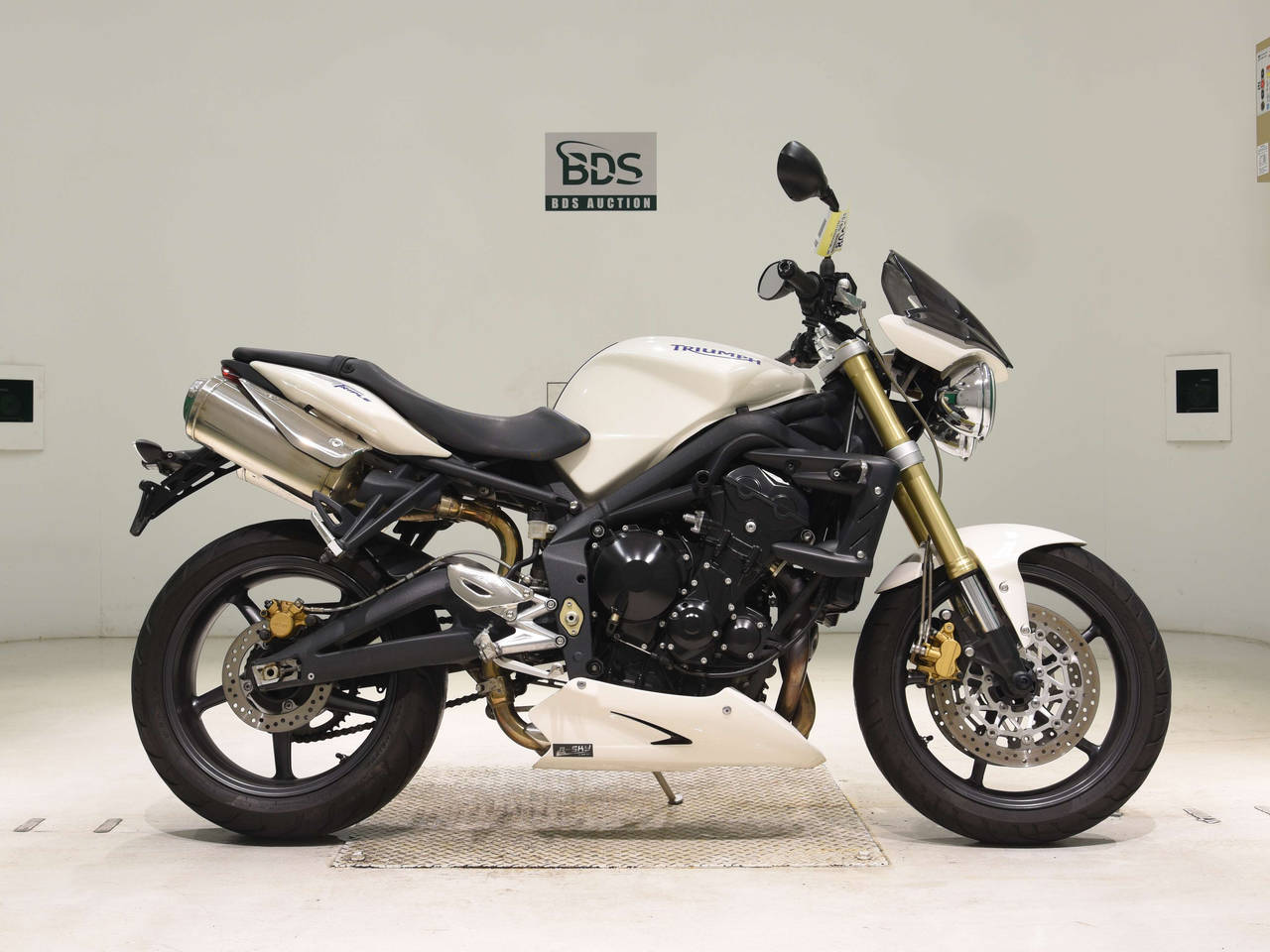 Triumph STREET TRIPLE, right