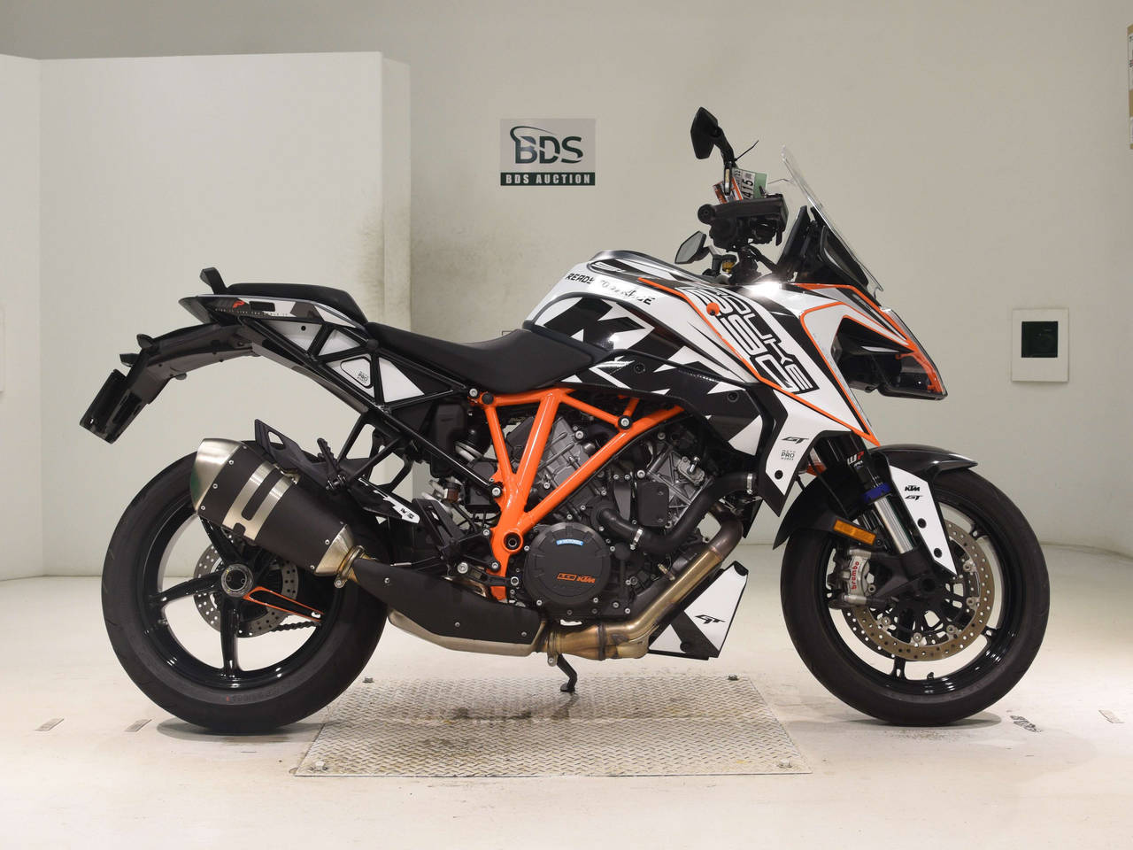 KTM 1290 SUPERDUKE GT, right