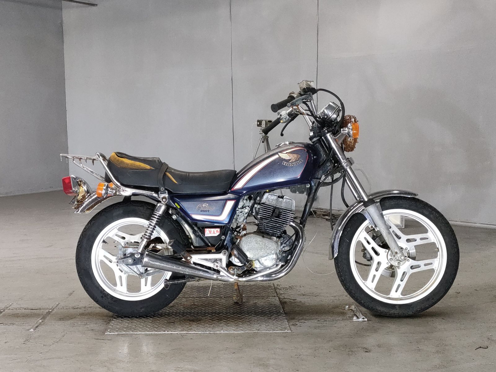 3057] Honda 250T LA CUSTOM - MC07-1203831