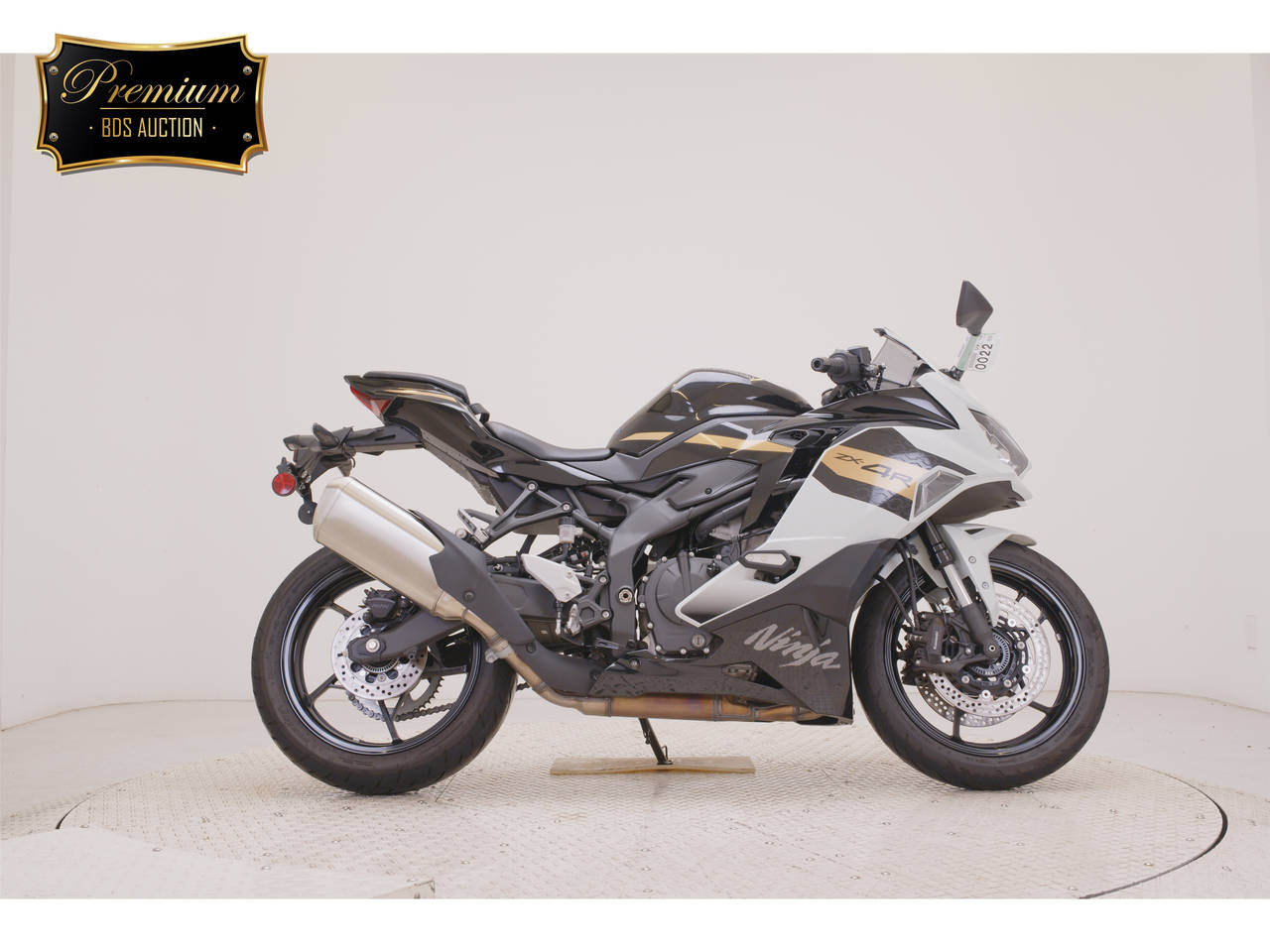 Kawasaki ZX-4R SE, right
