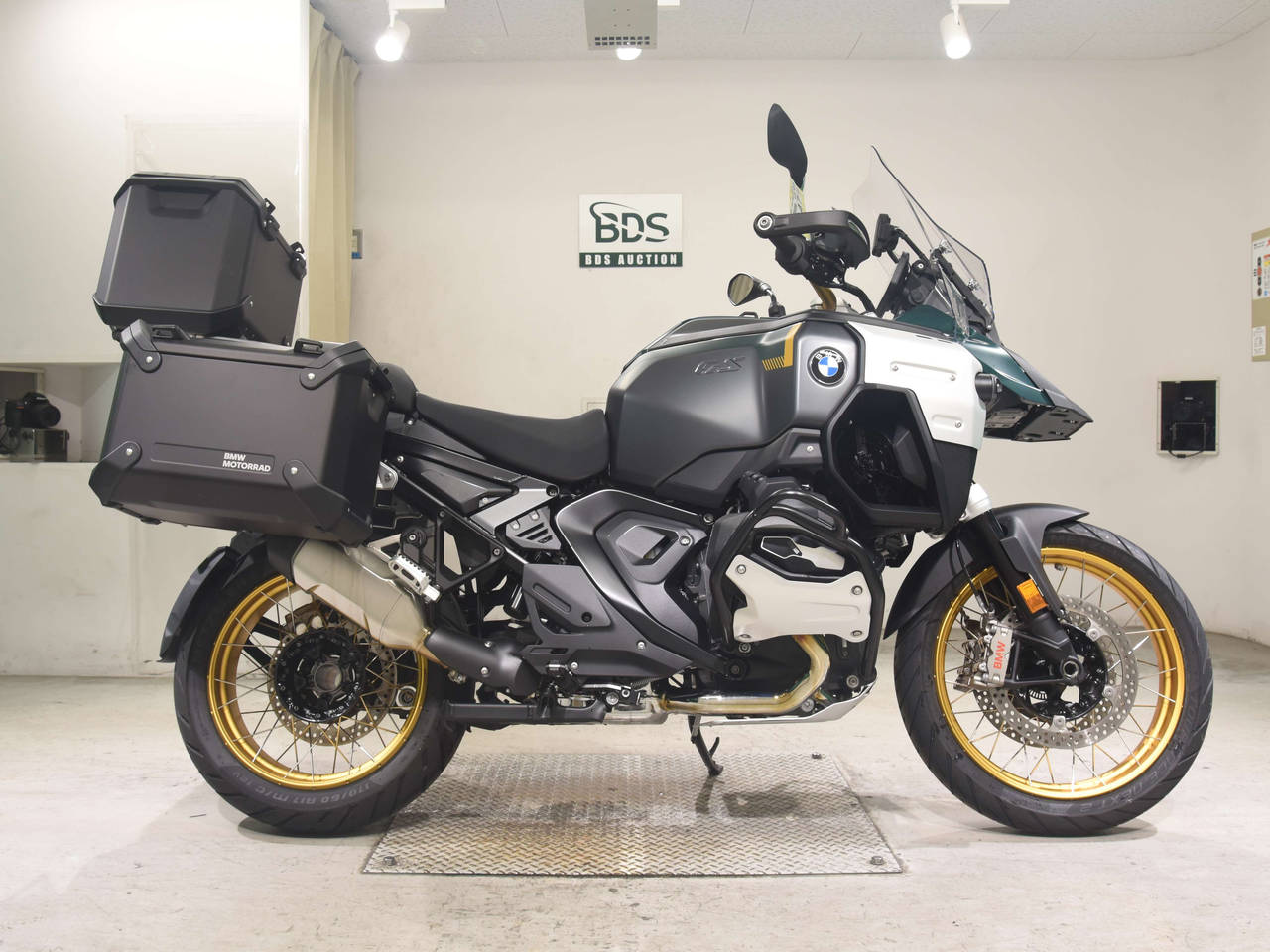 BMW R1300GS, right