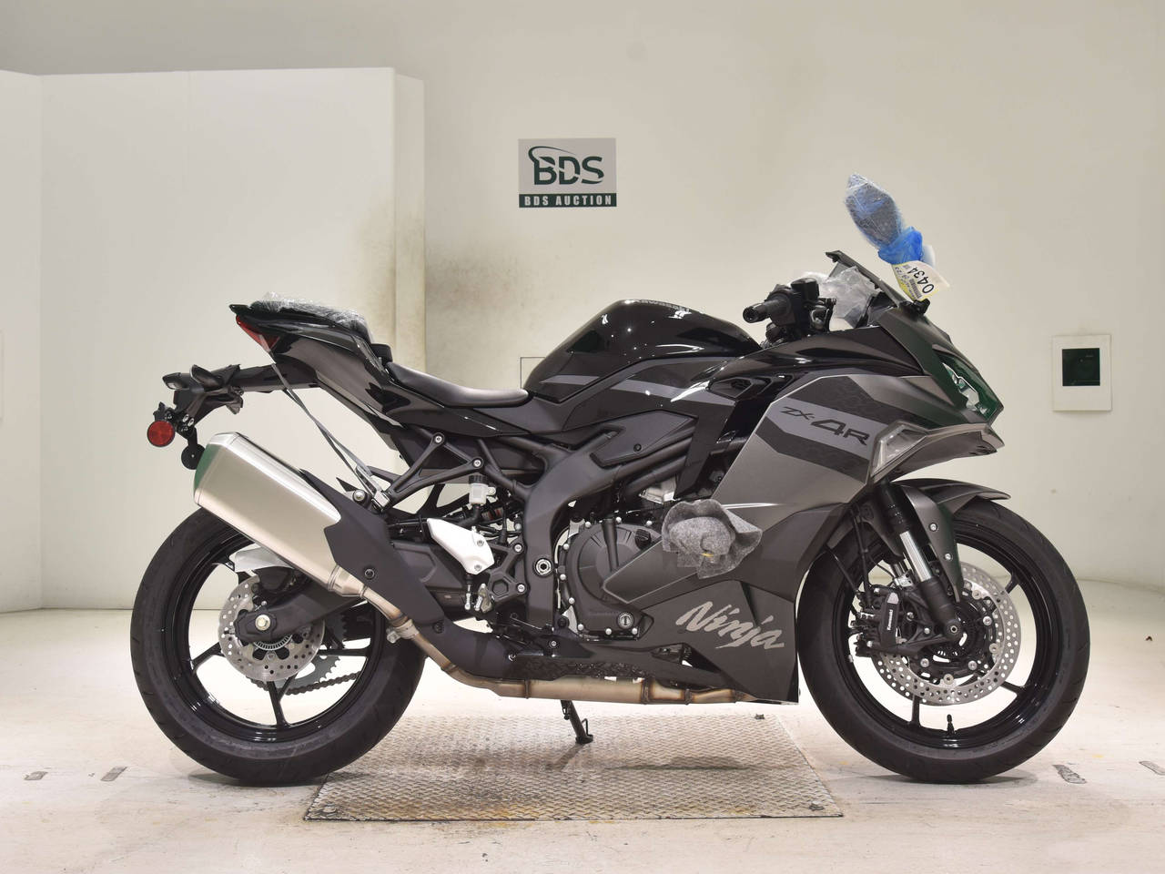 Kawasaki ZX-4R SE, right