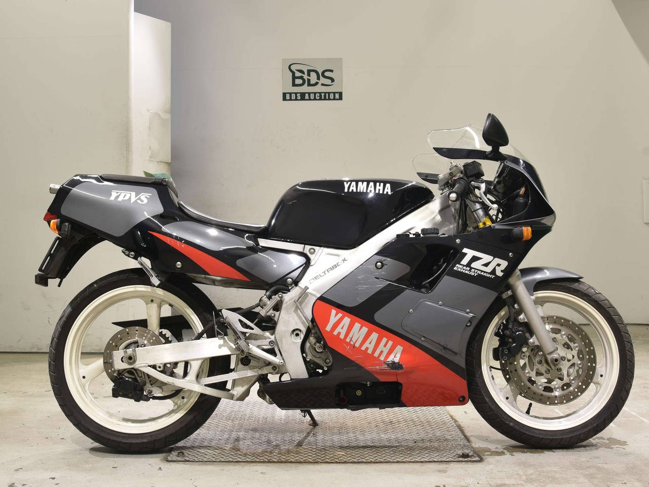 Yamaha TZR250, right