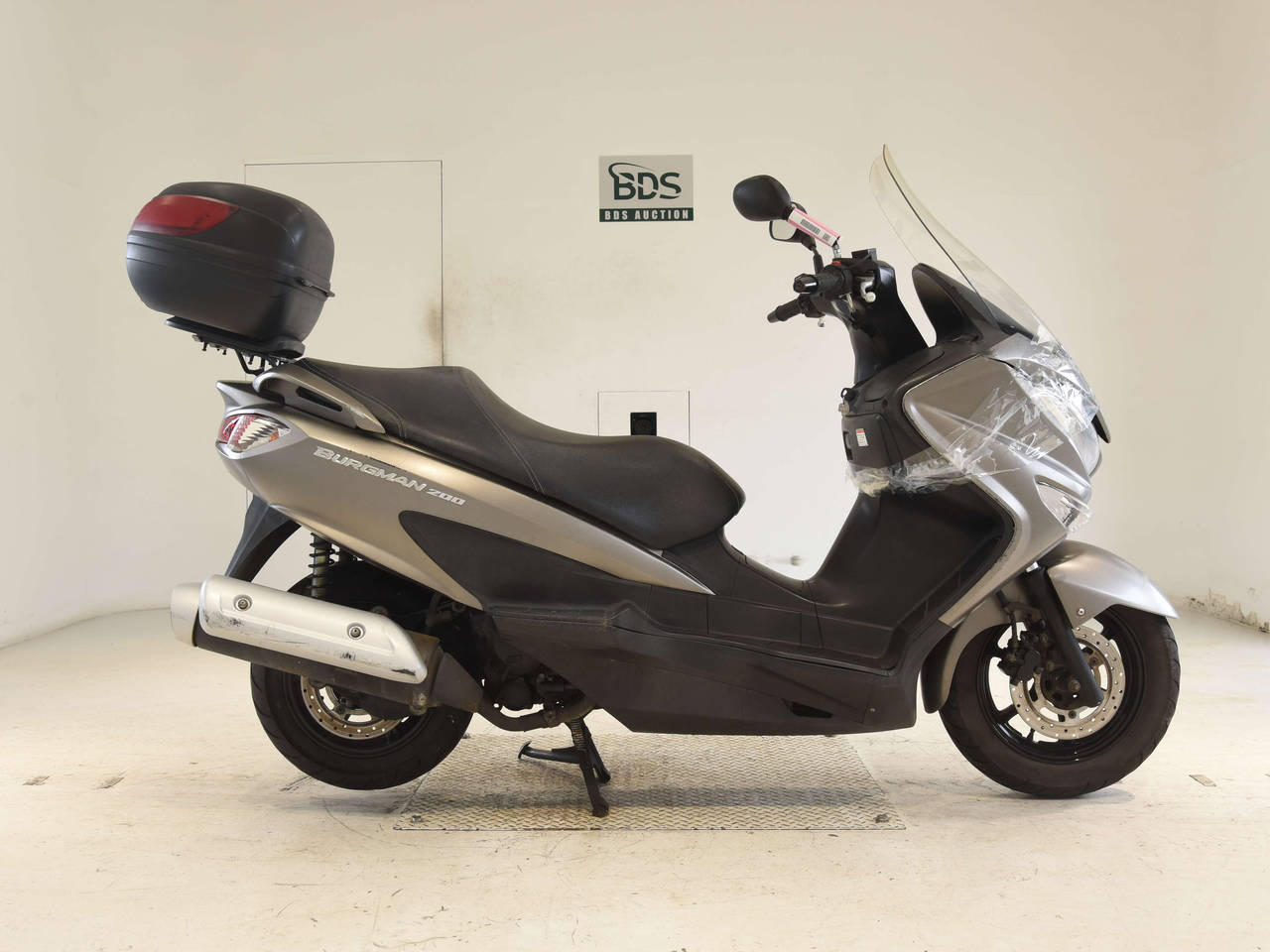 Suzuki BURGMAN200, right
