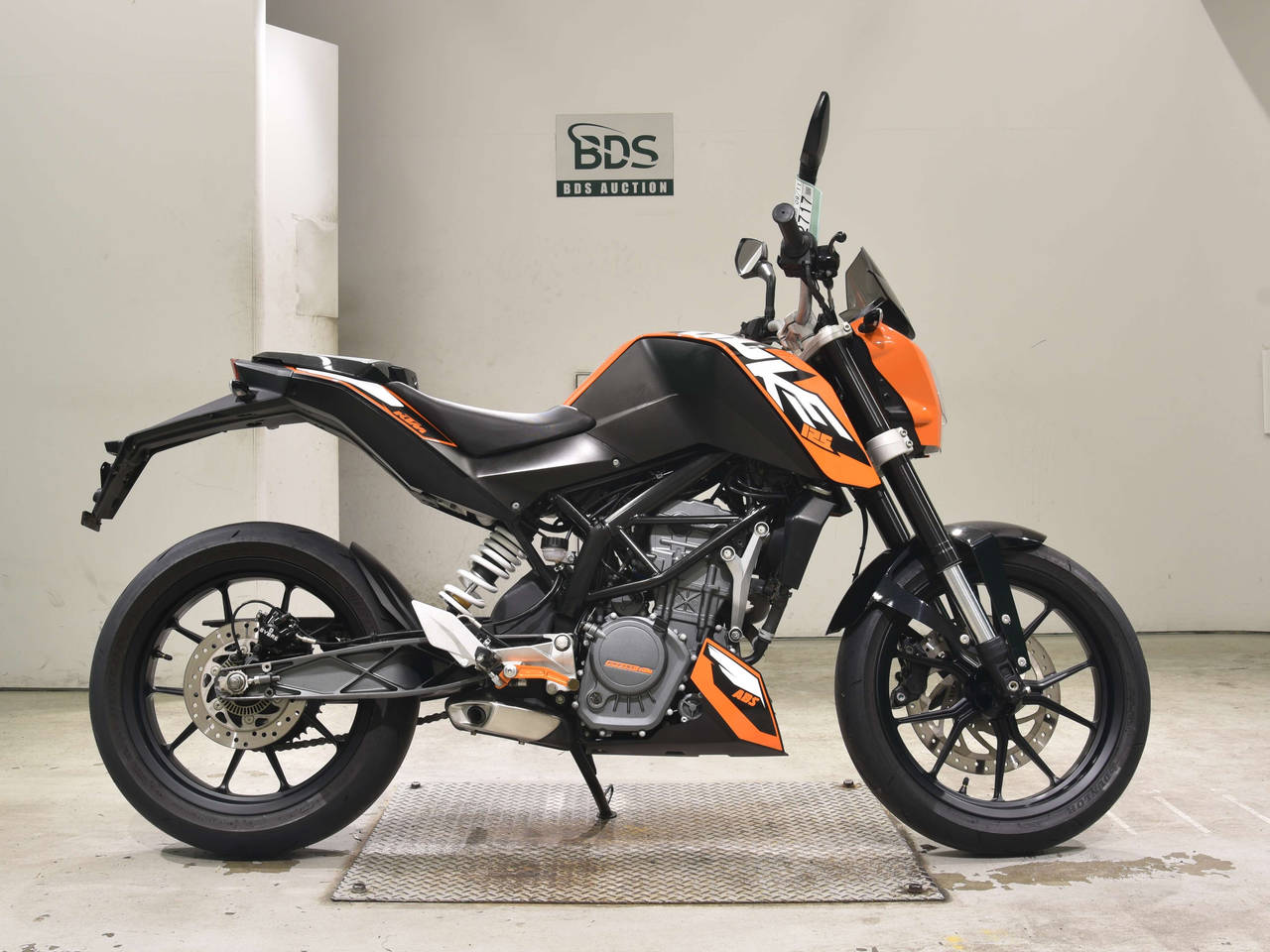 KTM 125 DUKE, right