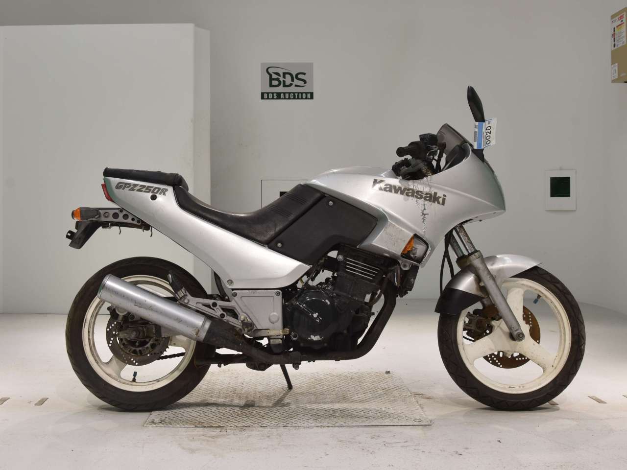 0020] Kawasaki GPZ250R - EX250E-006187