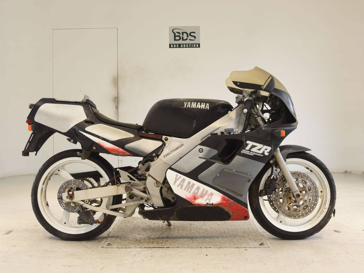Yamaha TZR250, right