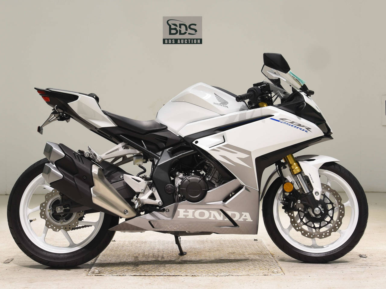 Honda CBR250RRA, right