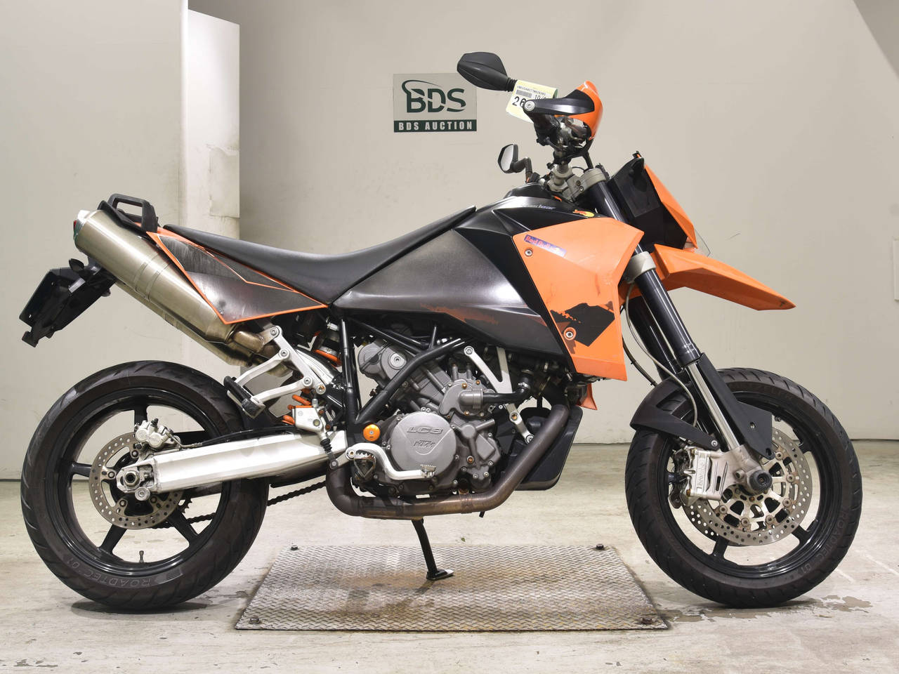 KTM 950 SUPERMOTO, right