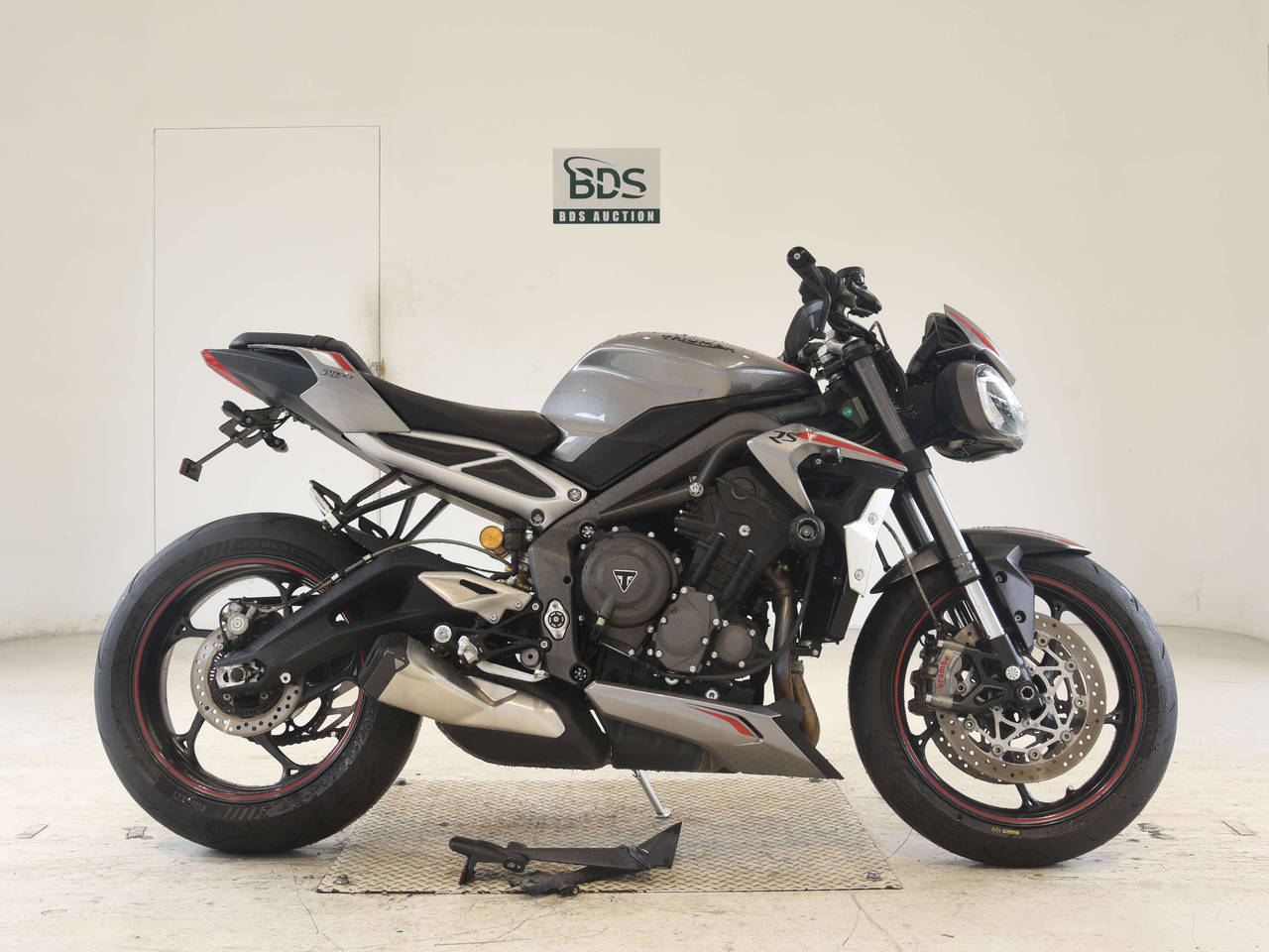 Triumph STREET TRIPLE, right