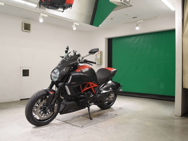 Ducati DIAVEL CARBON — фото 4