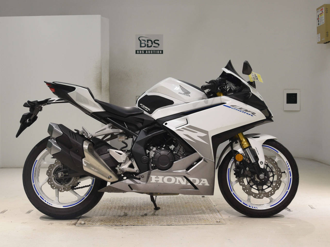 Honda CBR250RRA, right