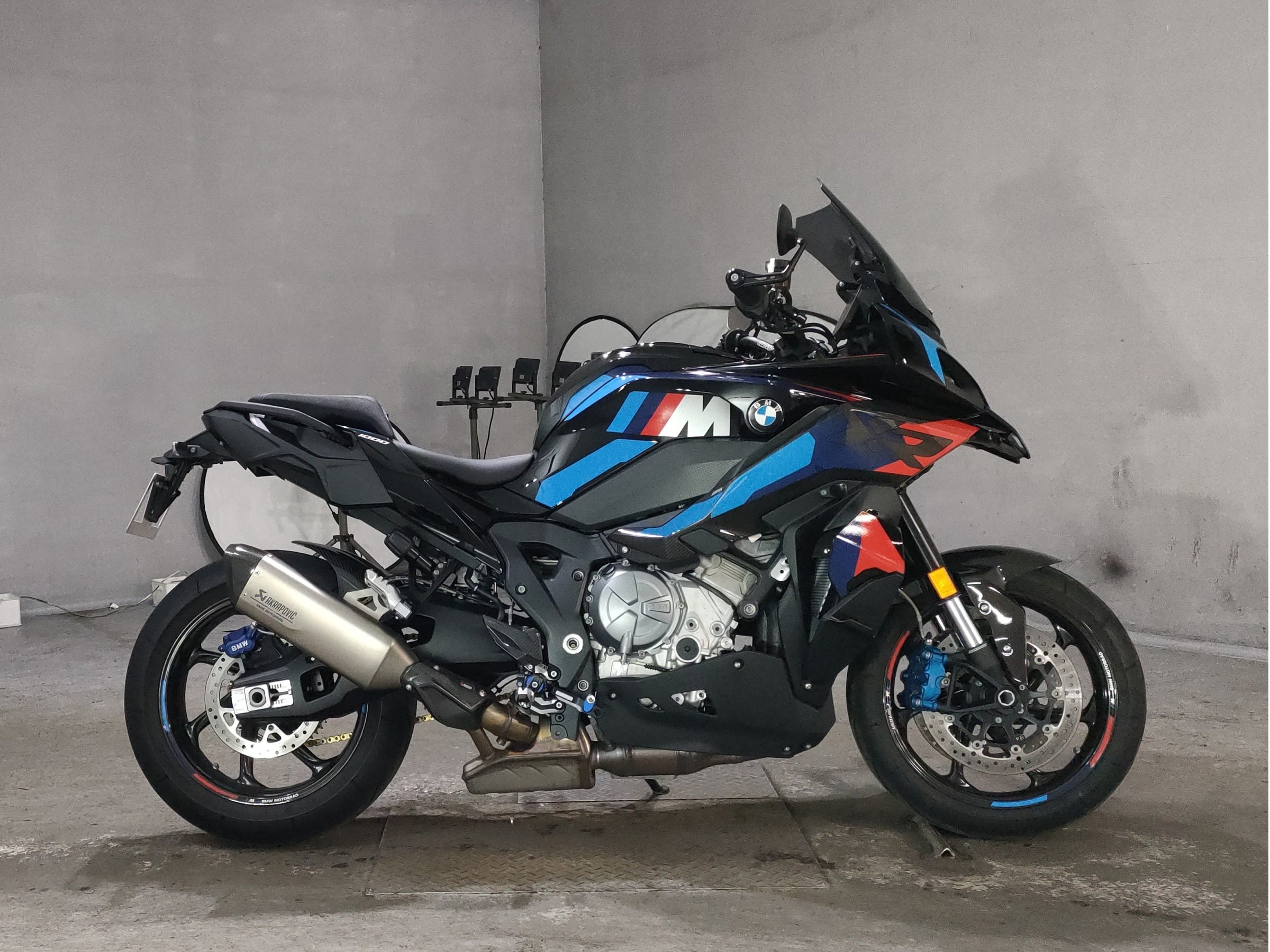 BMW M1000XR