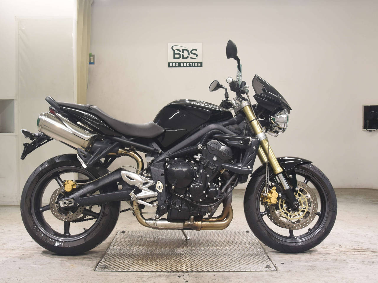 Triumph STREET TRIPLE, right