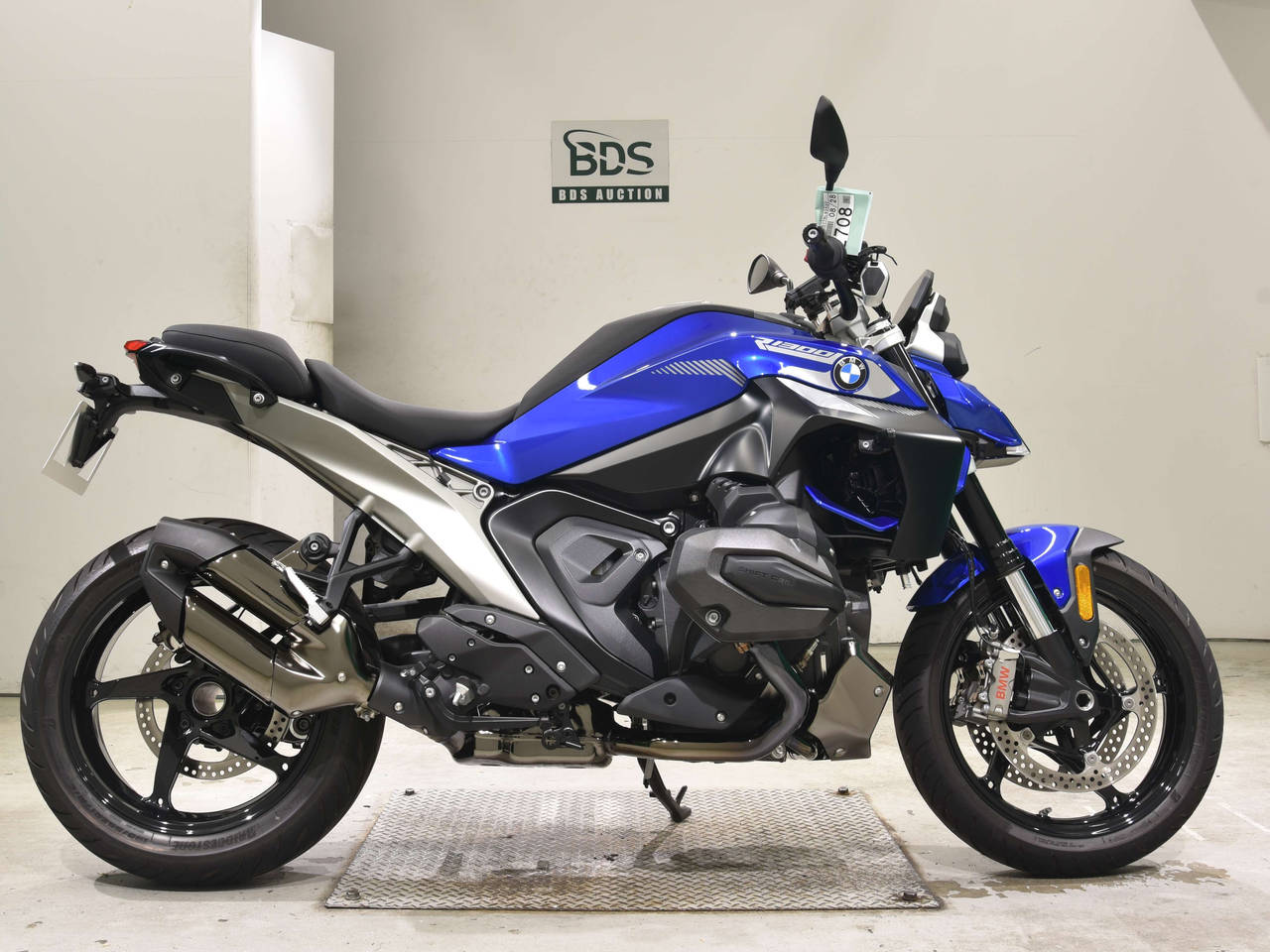 BMW R1300R, right