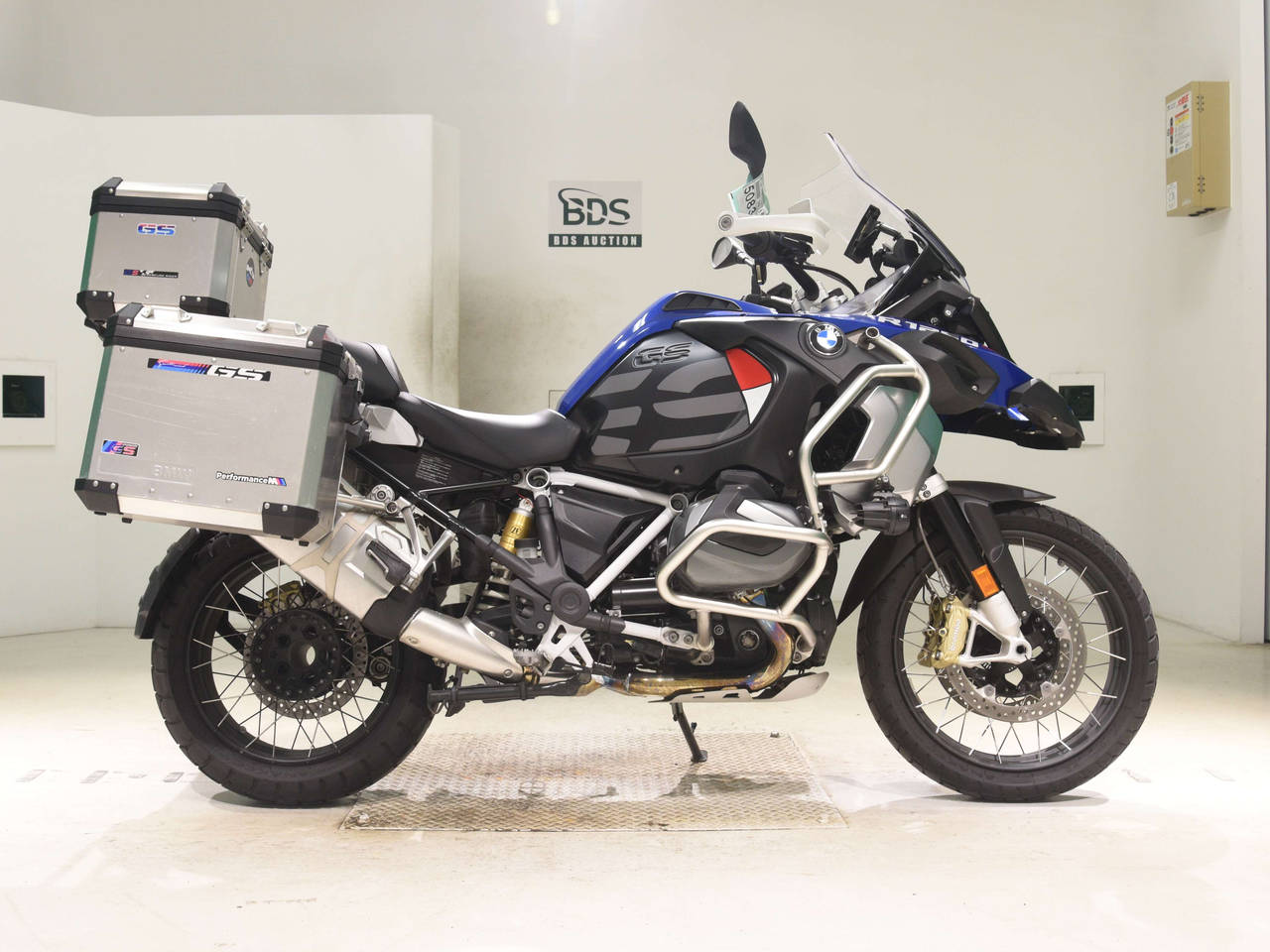 BMW R1250GS ADVENTURE, right