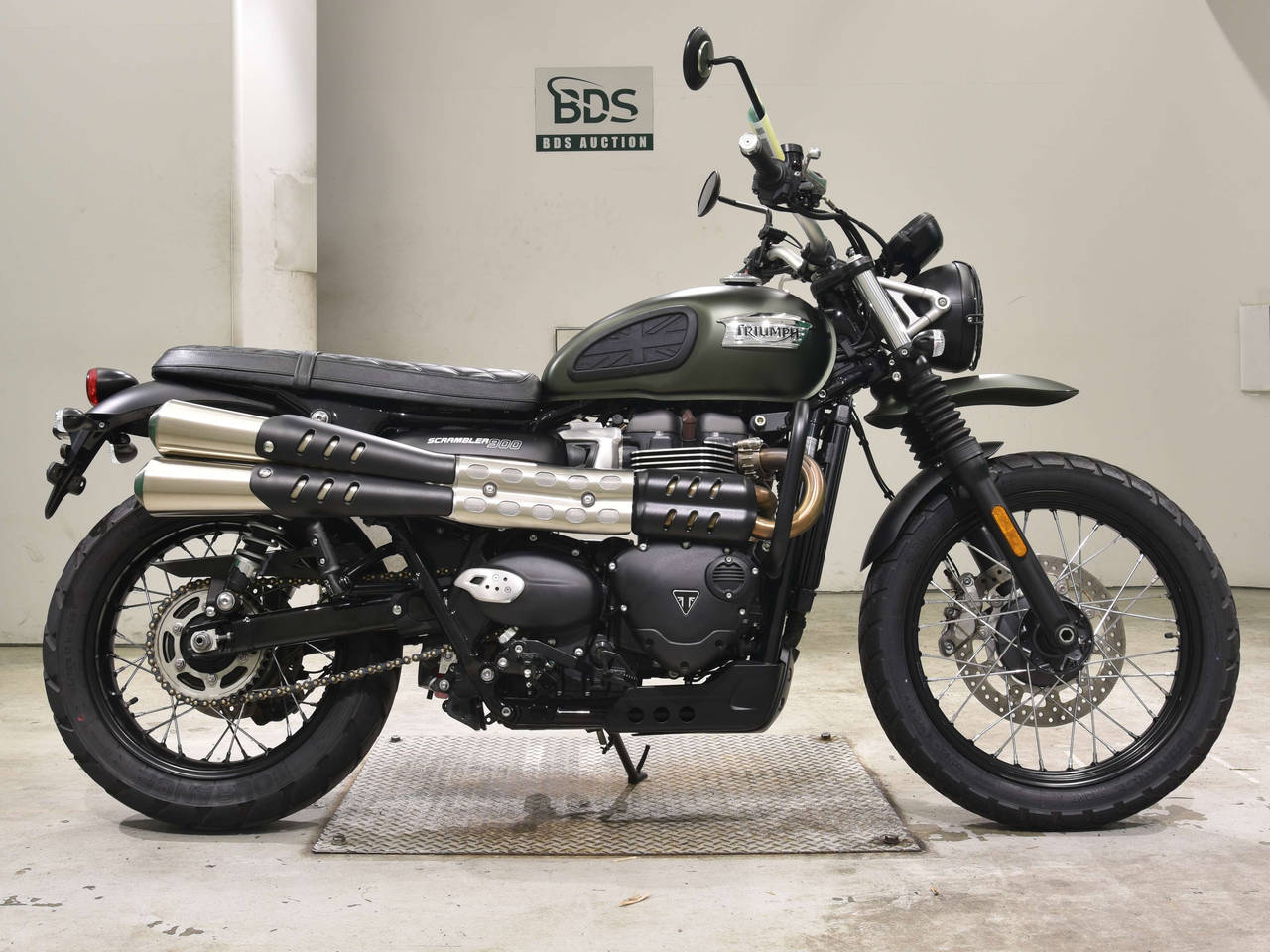 Triumph STREET SCRAMBLER, right