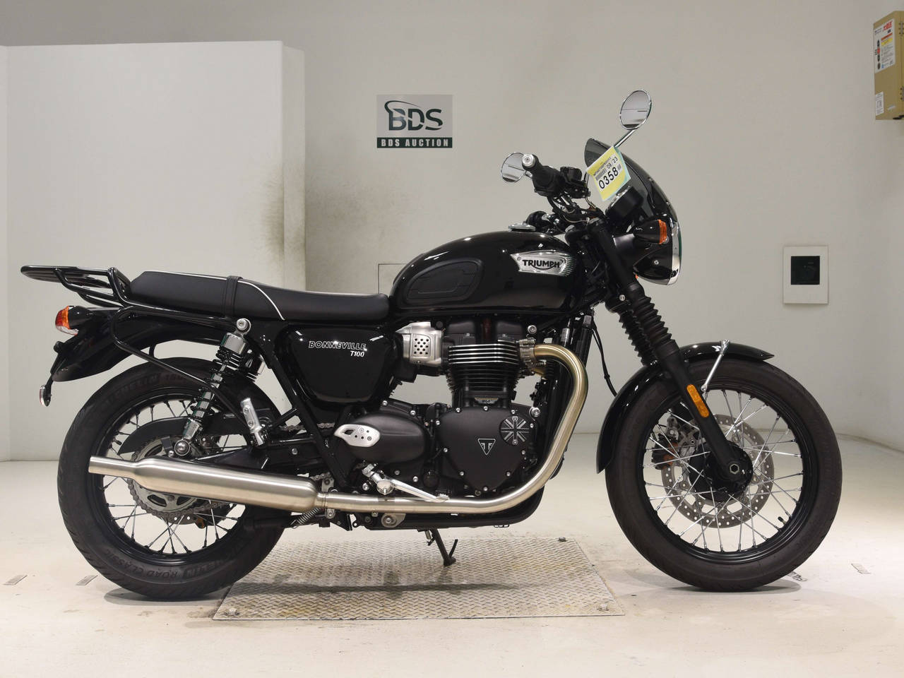 Triumph BONNEVILLE T100, right