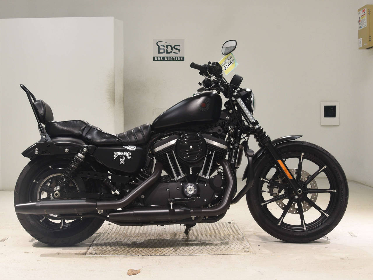 HD SPORTSTER IRON XL883N, right