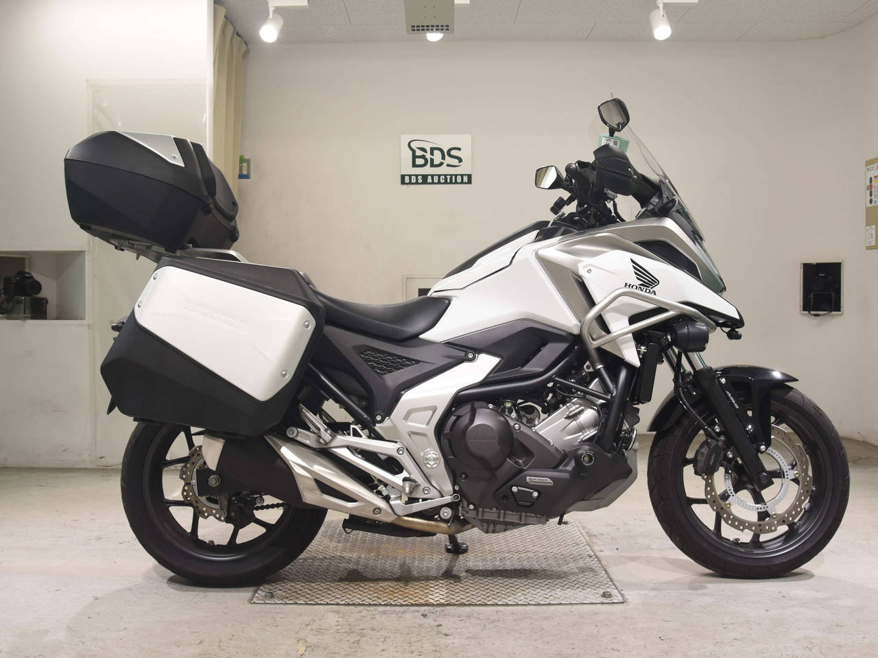 Honda NC750XD, right