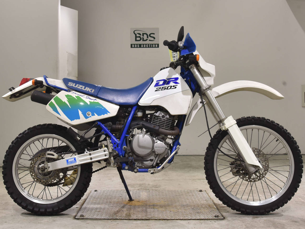 2518] Suzuki DR250S - SJ44A-105474