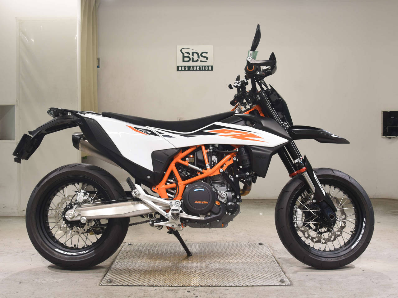 KTM 690 SMC R, right