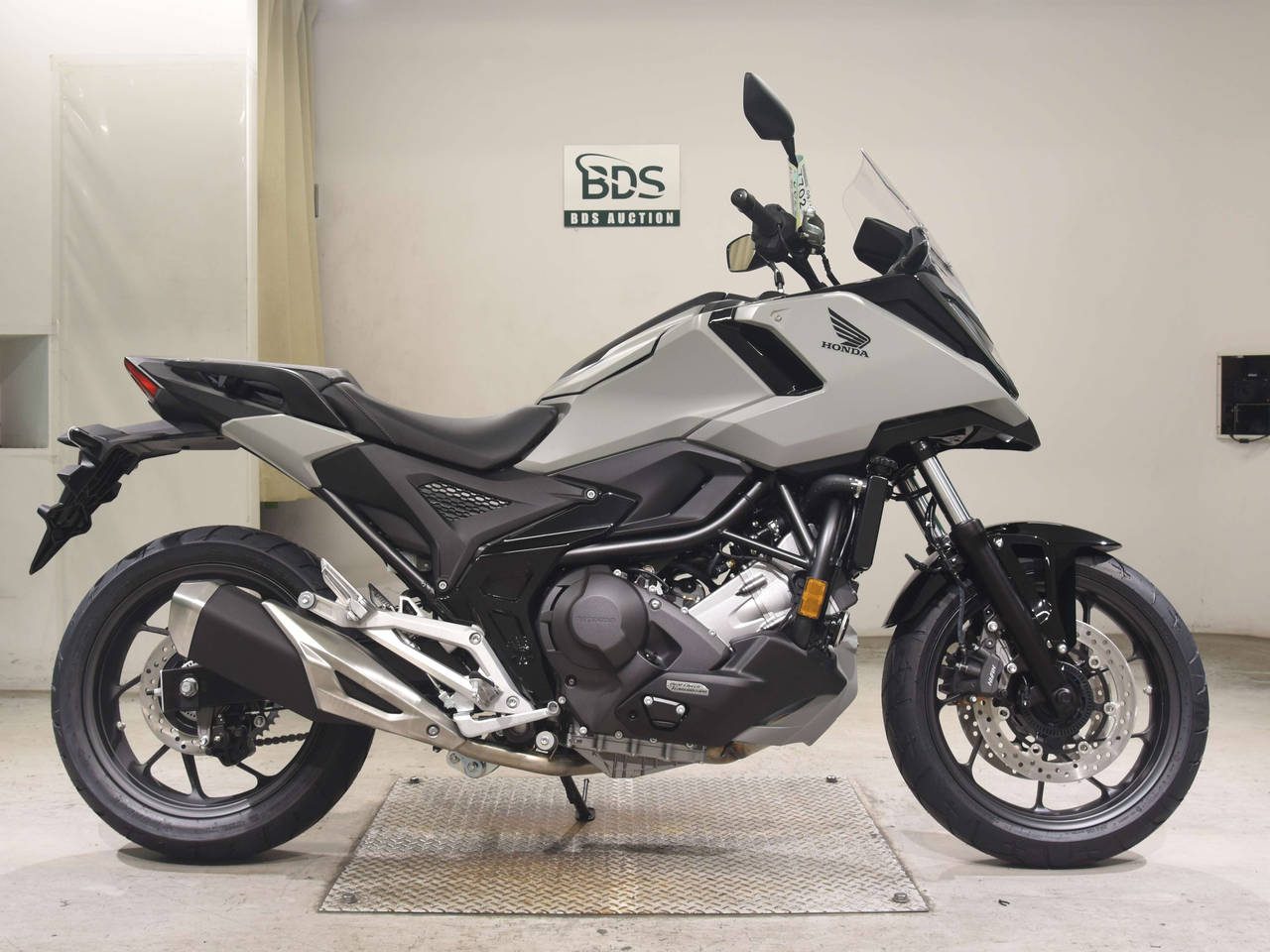 Honda NC750XD, right