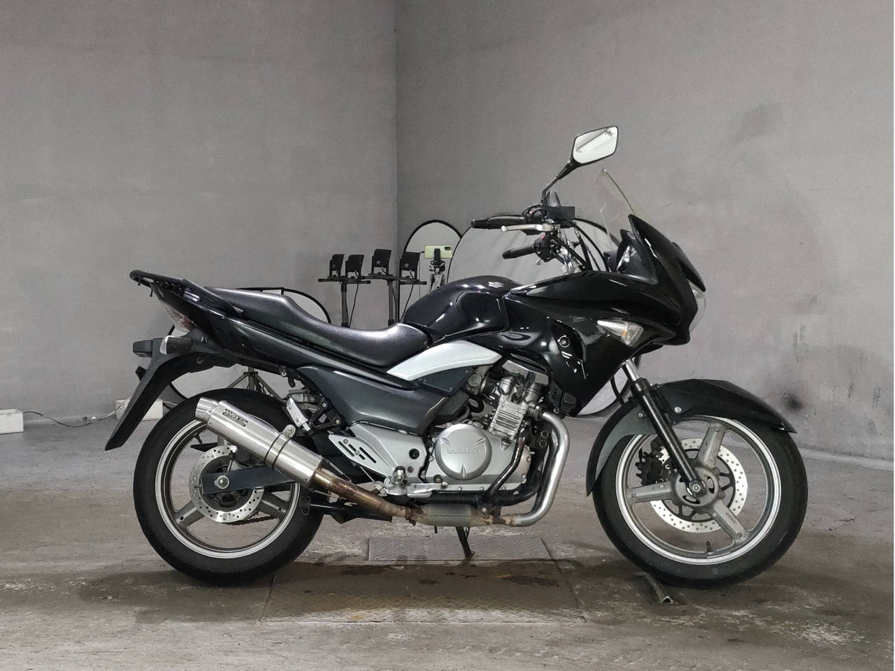 Suzuki GSR250F