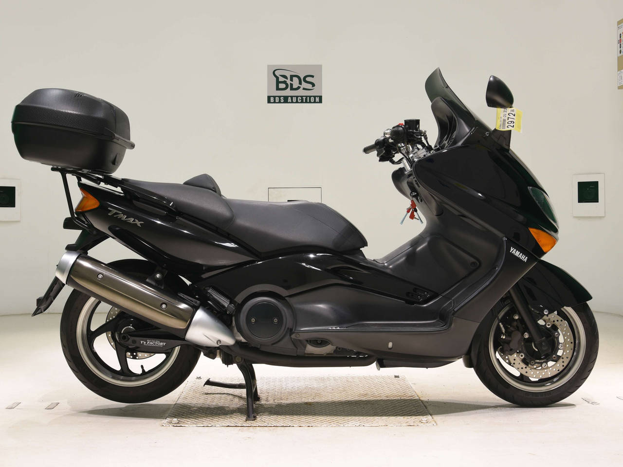 Yamaha T-MAX500, right