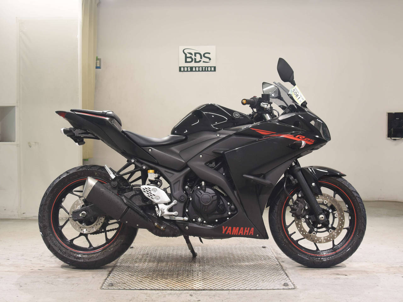 Yamaha YZF-R25, right