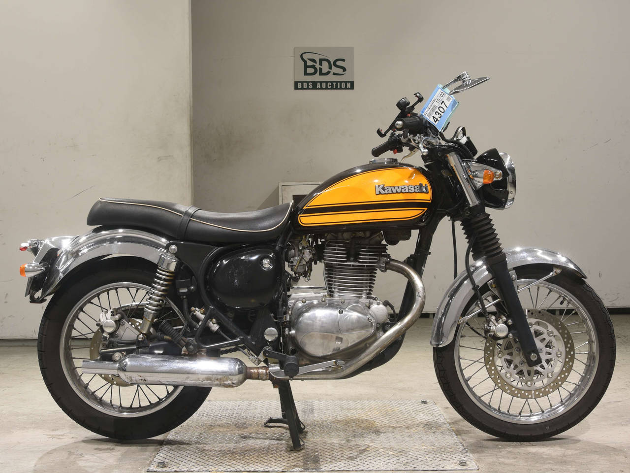 Kawasaki ESTRELLA, right