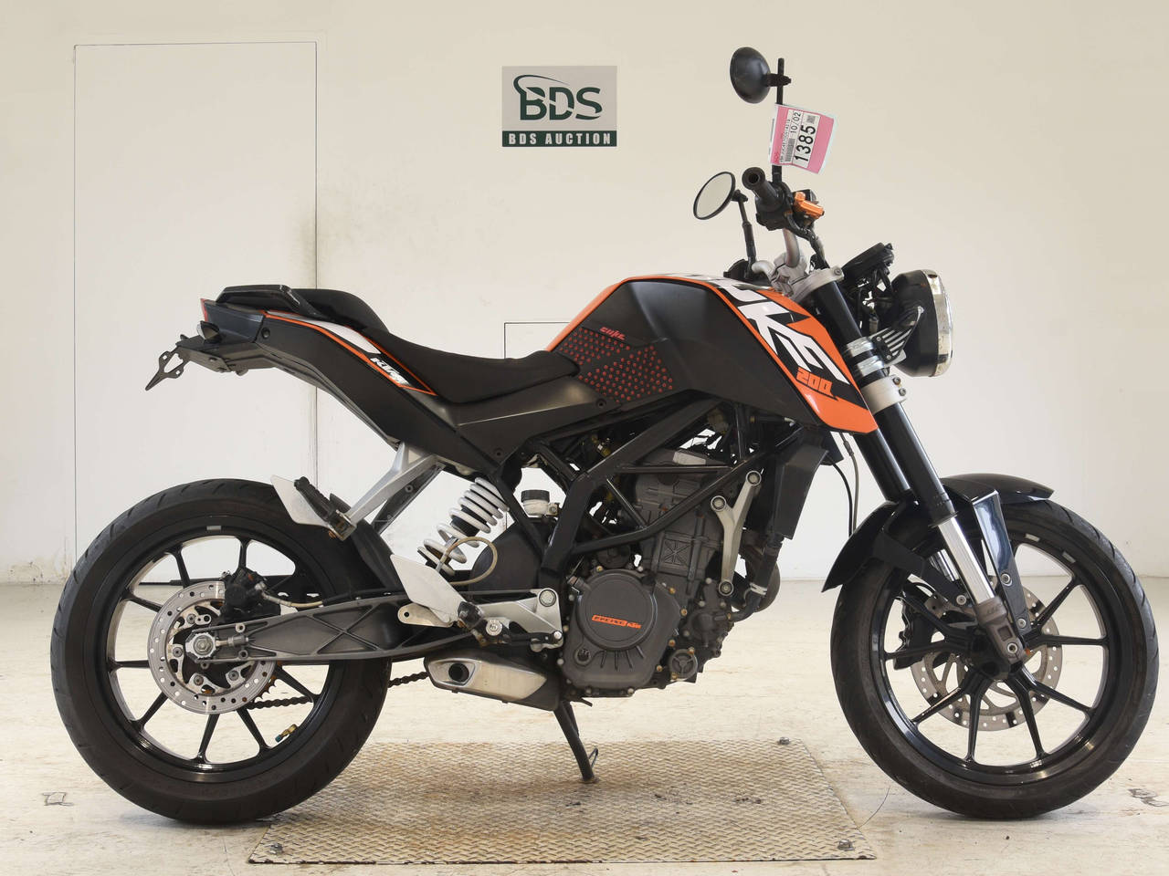 KTM 200 DUKE, right