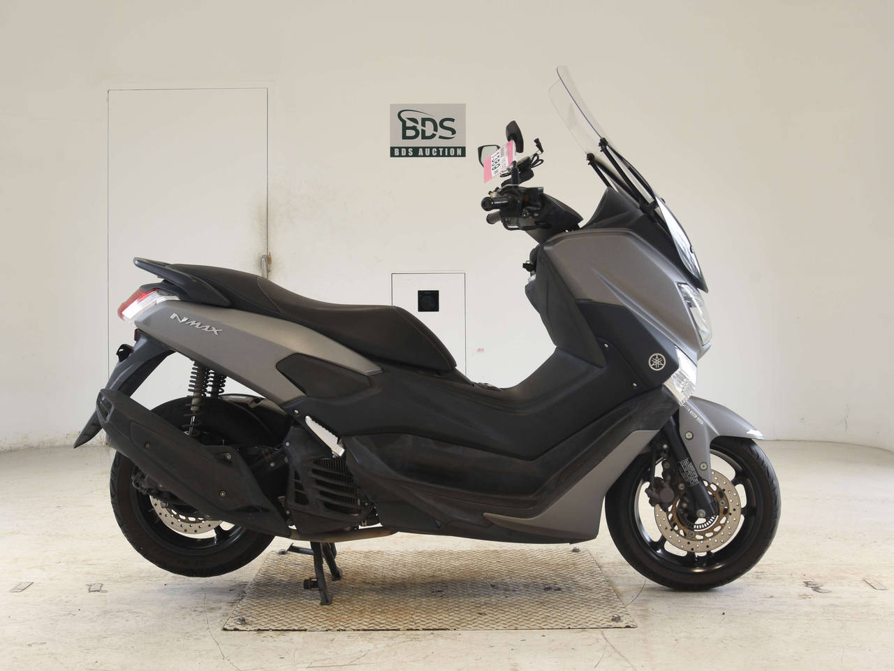 Yamaha N-MAX125, right