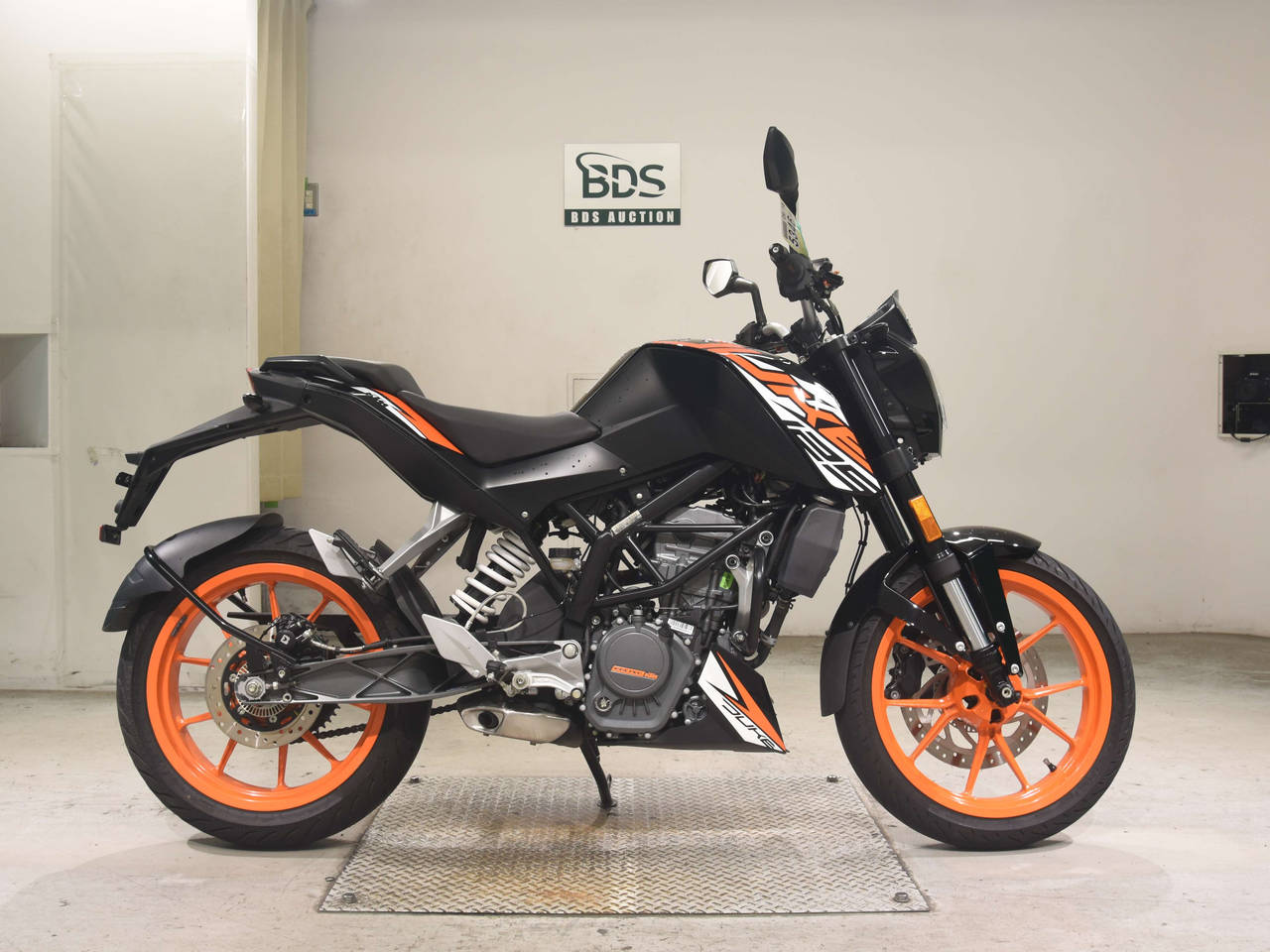KTM 125 DUKE, right