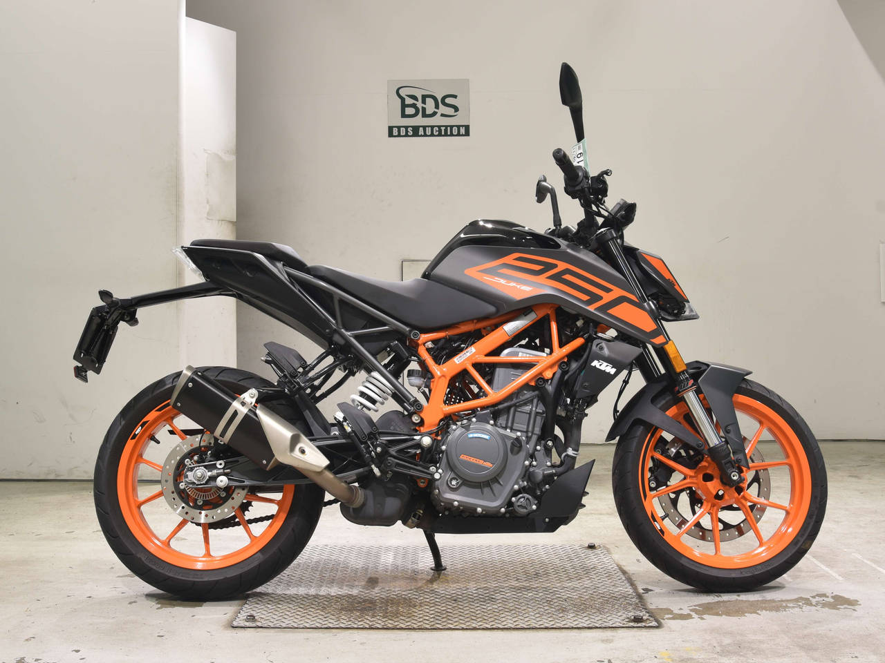 KTM 250 DUKE, right