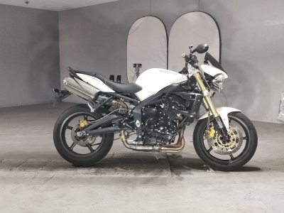 Triumph STREET TRIPLE