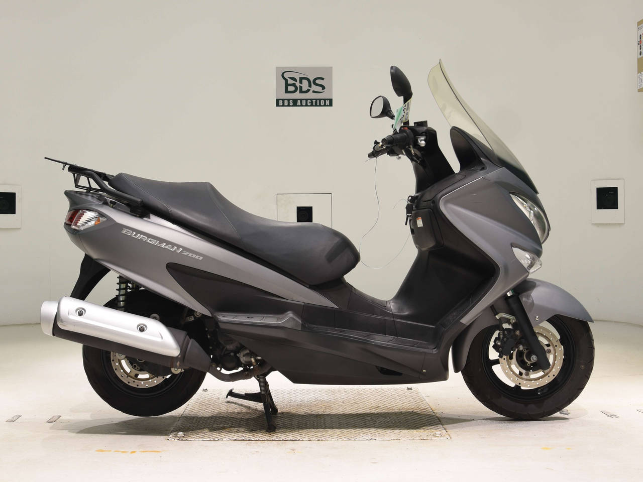 Suzuki BURGMAN200, right