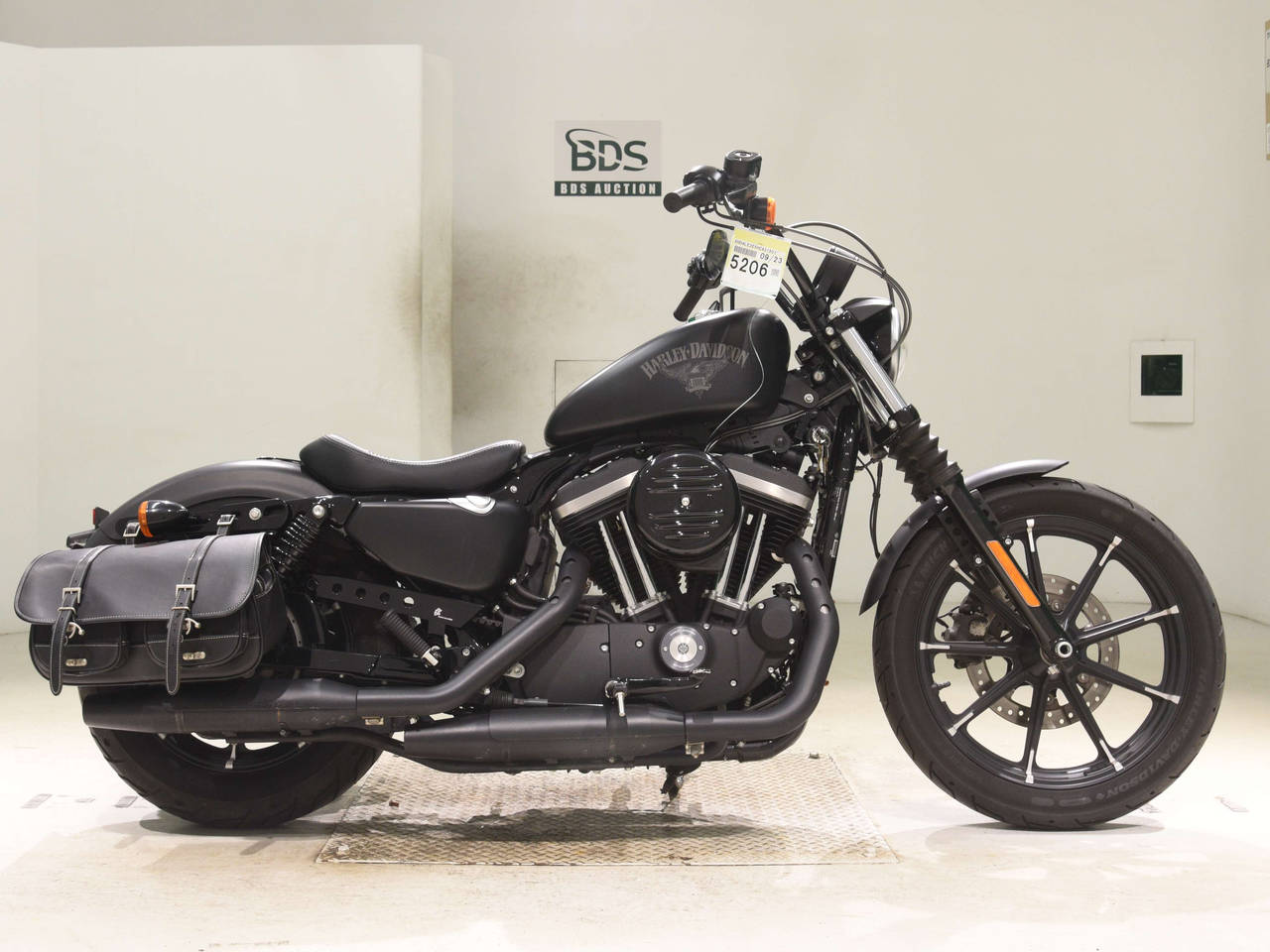 HD SPORTSTER IRON XL883N, right