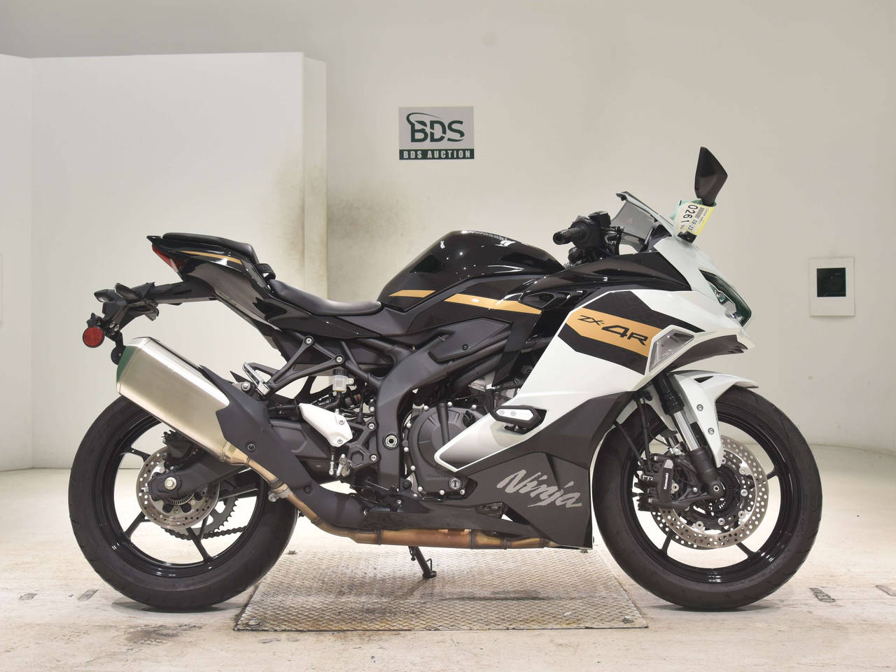 Kawasaki ZX-4R SE, right