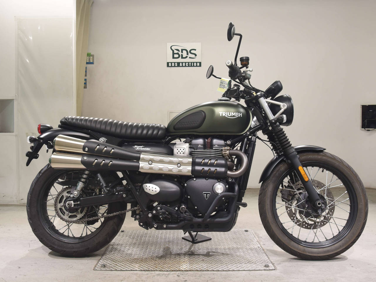 Triumph STREET SCRAMBLER, right