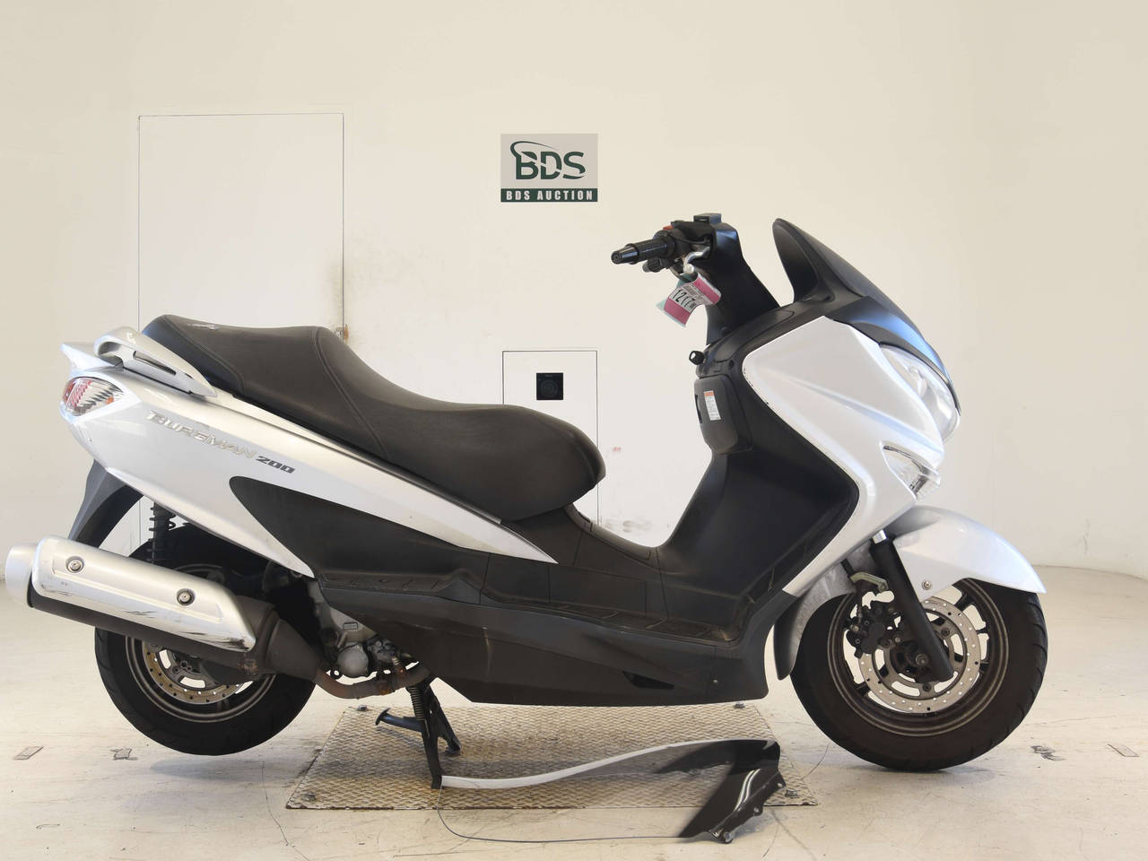 Suzuki BURGMAN200, right