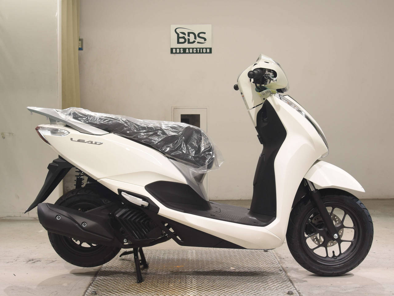 Honda LEAD125, right