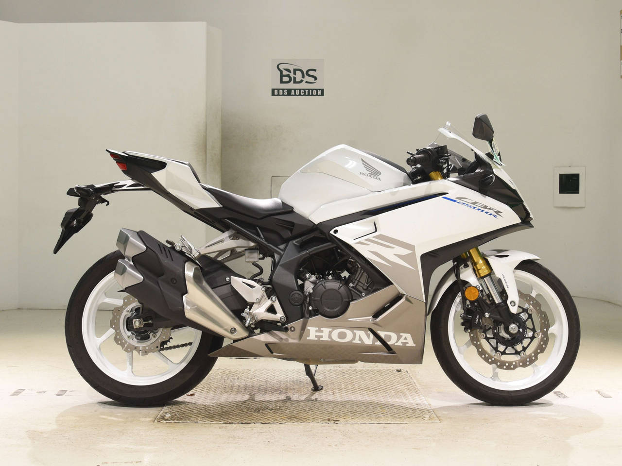 Honda CBR250RRA, right