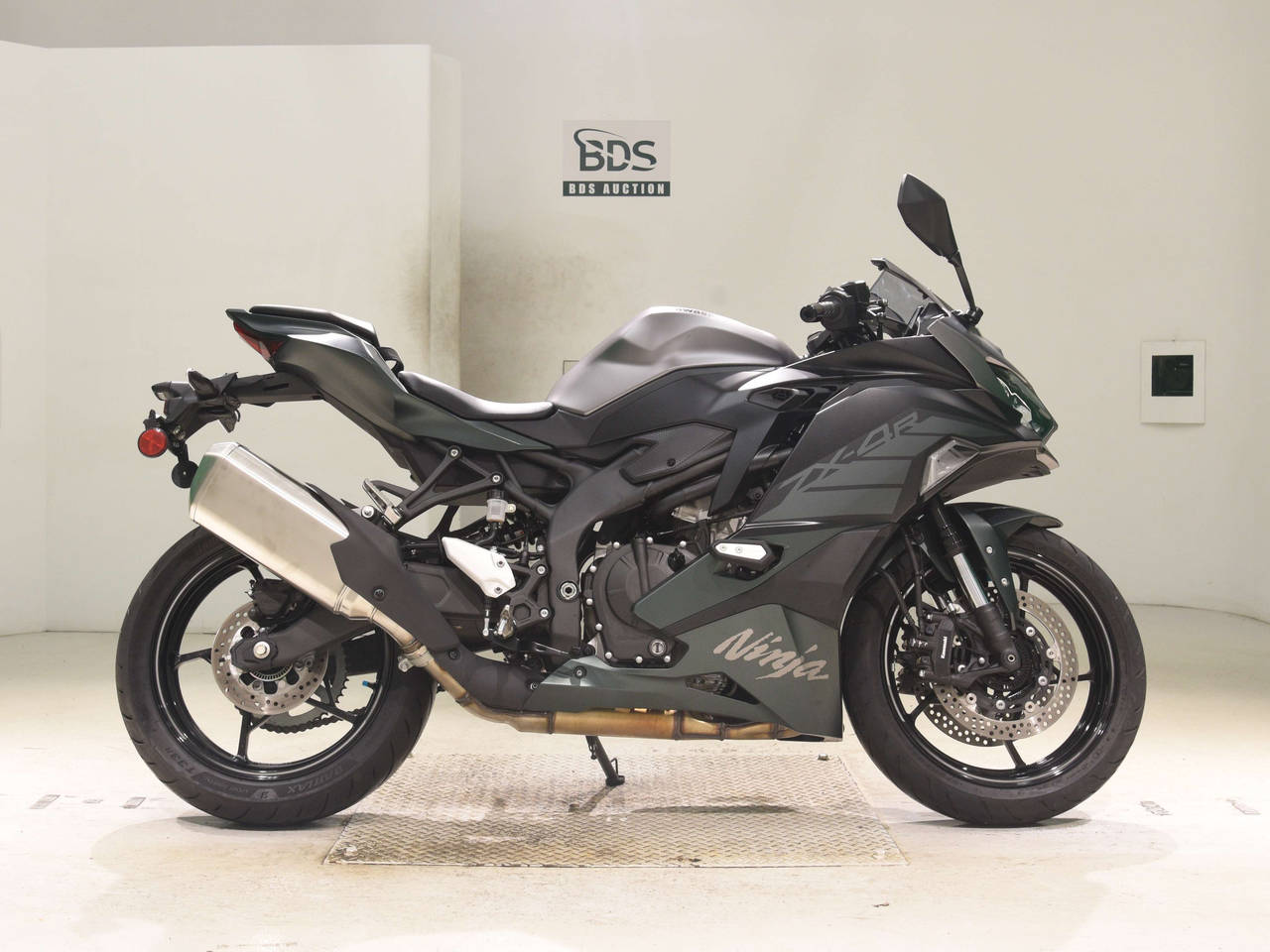 Kawasaki ZX-4R SE, right