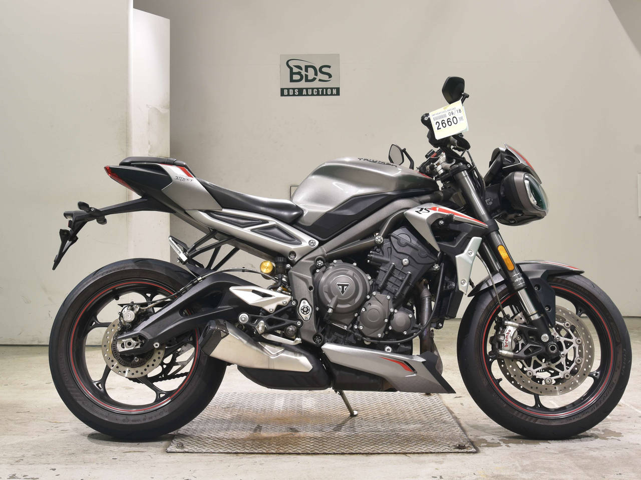 Triumph STREET TRIPLE RS, right