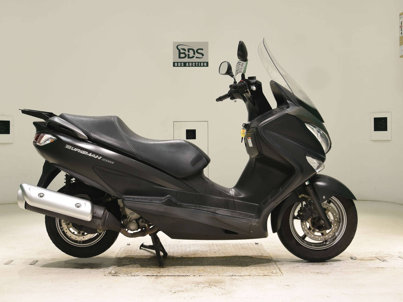Suzuki BURGMAN200, right